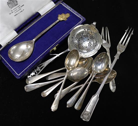 A Silver tea strainer, 10 silver teaspoons, a cased commemorative spoon, pickle fork, cake form, and silver topped golf club hat pin